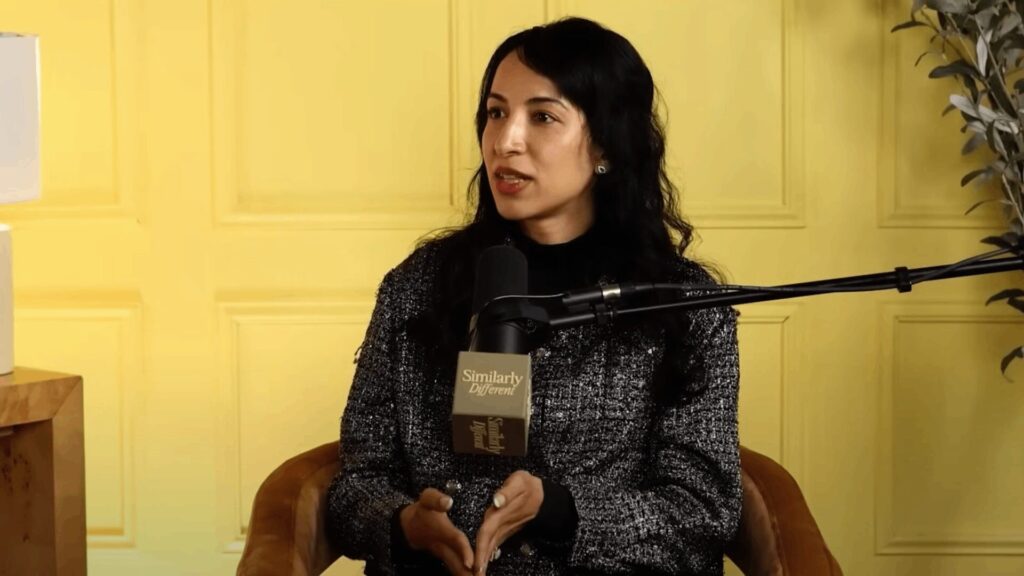 Noor Siddiqui dans le podcast "Similarly Different" le 10 juin 2025 // Source : YouTube/Yanina Oyarzo Noor Siddiqui dans le podcast "Similarly Different" le 10 juin 2025 // Source : YouTube/Yanina Oyarzo