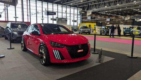 La Peugeot e208 GTi au salon de Lyon // Source : Raphaelle Baut pour Numerama La Peugeot e208 GTi au salon de Lyon // Source : Raphaelle Baut pour Numerama