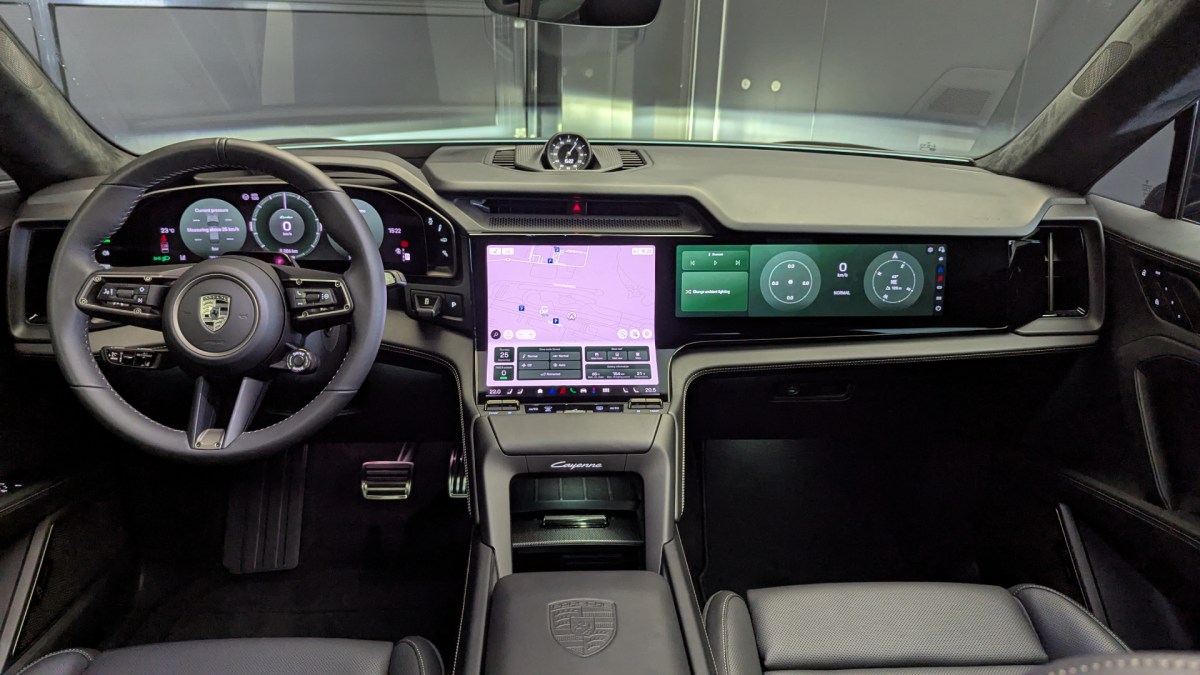 Porsche Cayenne et son écran Flow Display // Source : Raphaelle Baut pour Numerama