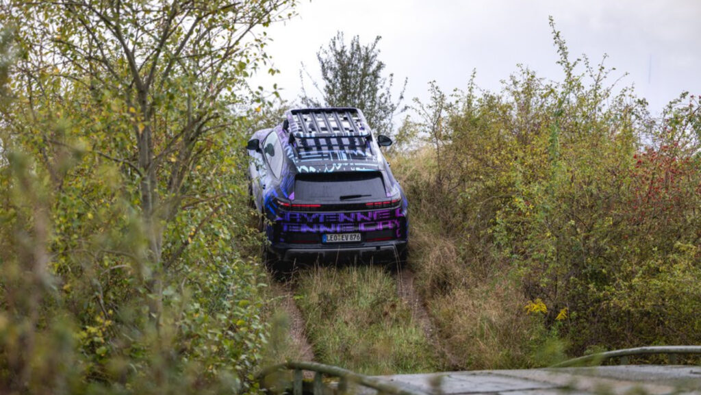 Porsche Cayenne très à l'aise en Off-Road // Source : Porsche Porsche Cayenne très à l'aise en Off-Road // Source : Porsche