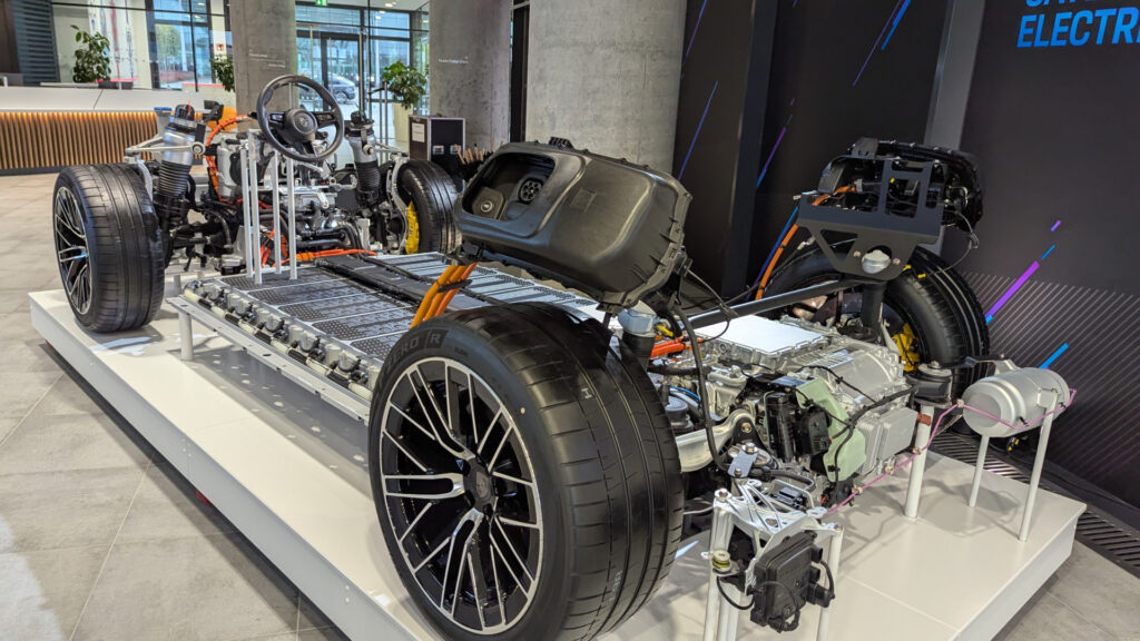 Plateforme du nouveau Porsche Cayenne Electric // Source : Raphaelle Baut pour Numerama Plateforme du nouveau Porsche Cayenne Electric // Source : Raphaelle Baut pour Numerama