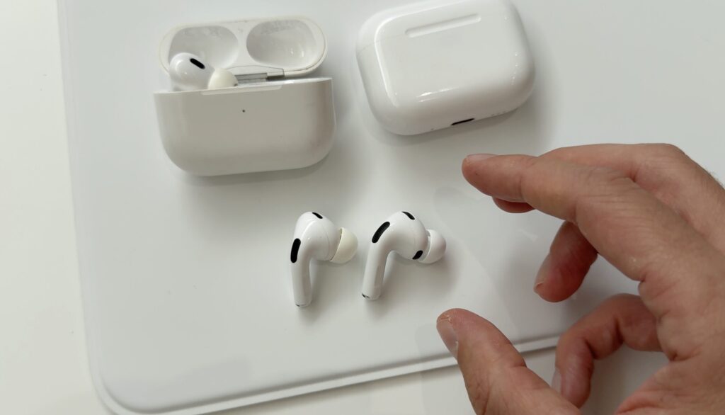Les AirPods Pro 2 (gauche) et AirPods Pro 3 (droite) Les AirPods Pro 2 (gauche) et AirPods Pro 3 (droite)