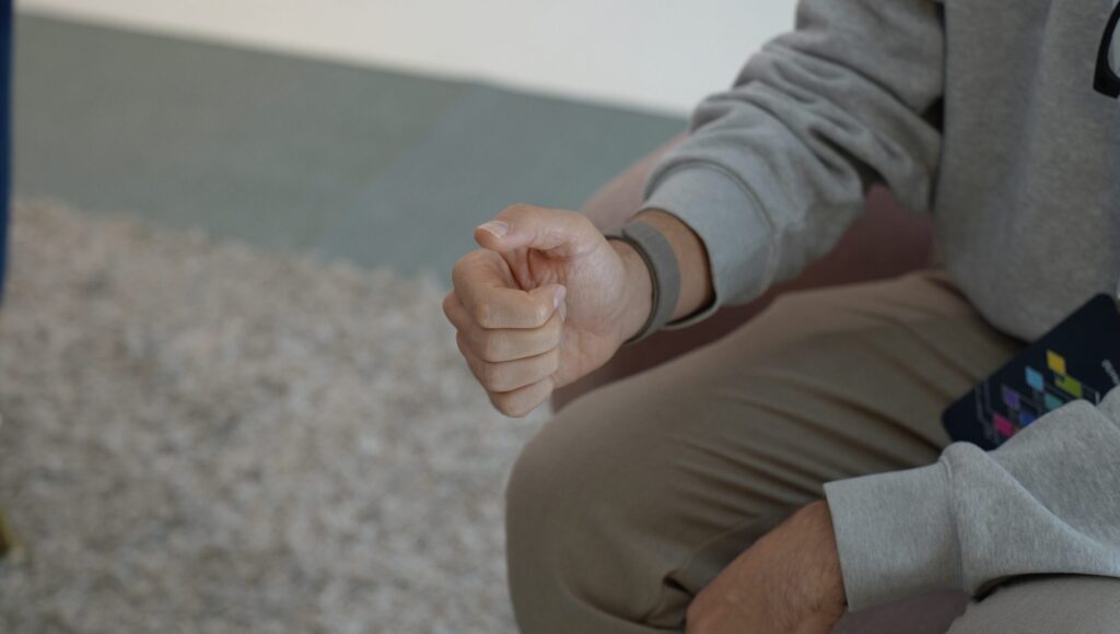 Pour naviguer, il faut serrer son poing et l'utiliser comme une surface tactile avec son pouce. Pour naviguer, il faut serrer son poing et l'utiliser comme une surface tactile avec son pouce.