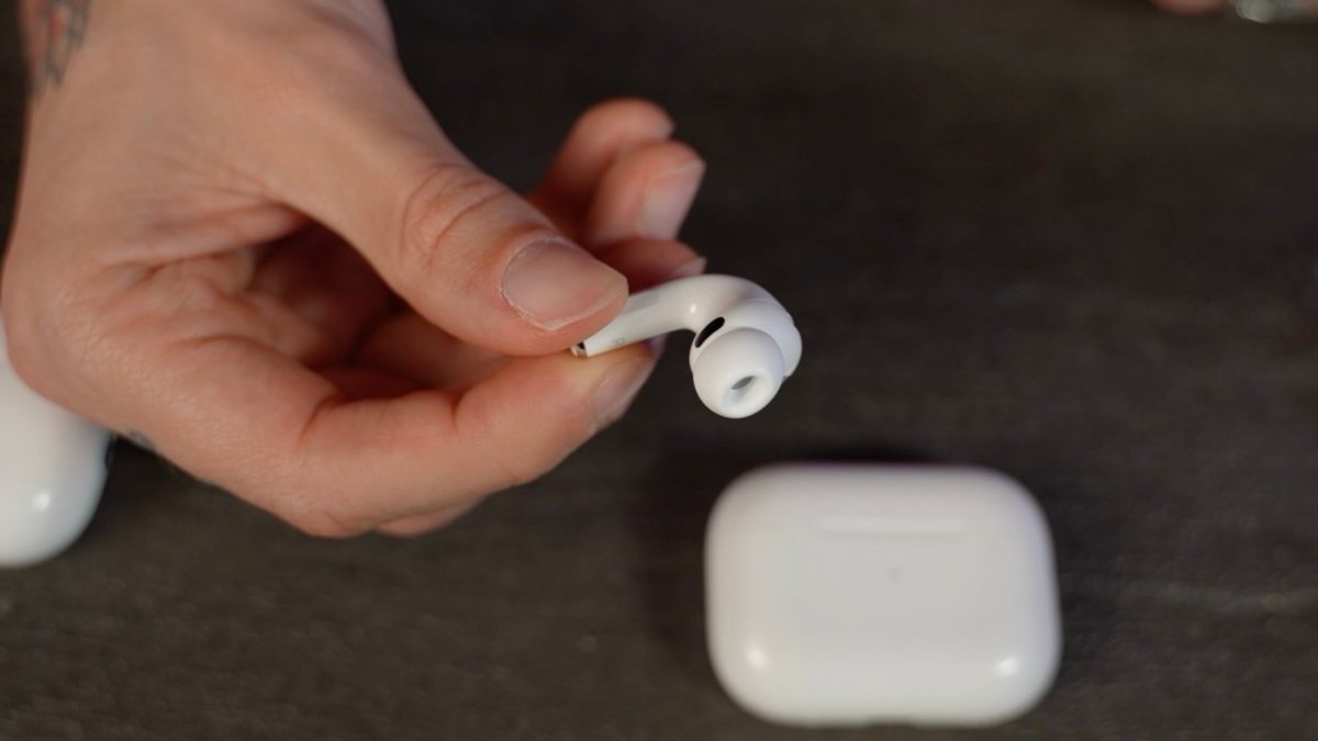 Les AirPods Pro 3 (en noir, il s'agit du capteur de fréquence cardique). Les AirPods Pro 3 (en noir, il s'agit du capteur de fréquence cardique).