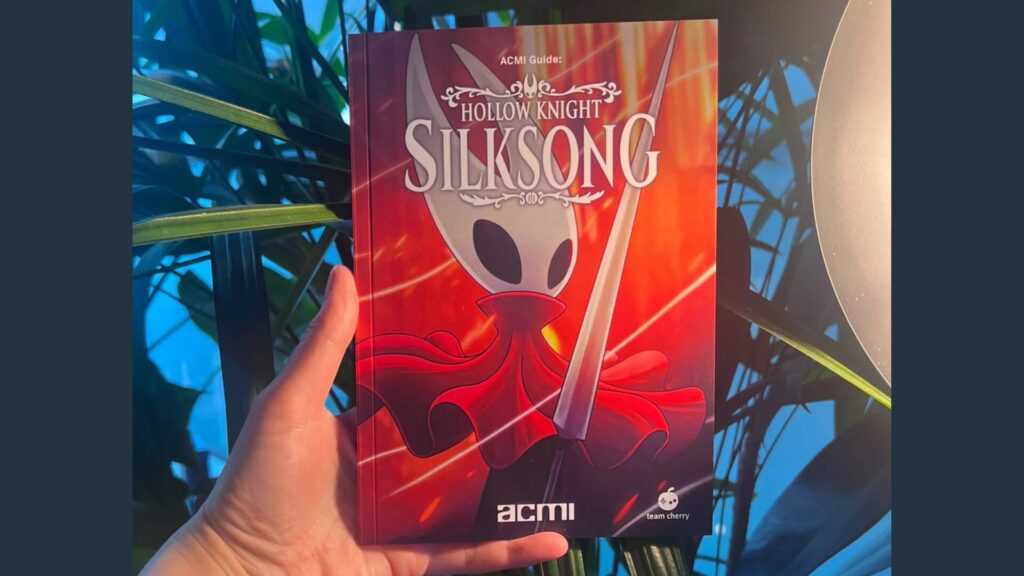 Le livre Hollow Knight Silksong présent à l'ACMI // Source : ACMI Le livre Hollow Knight Silksong présent à l'ACMI // Source : ACMI