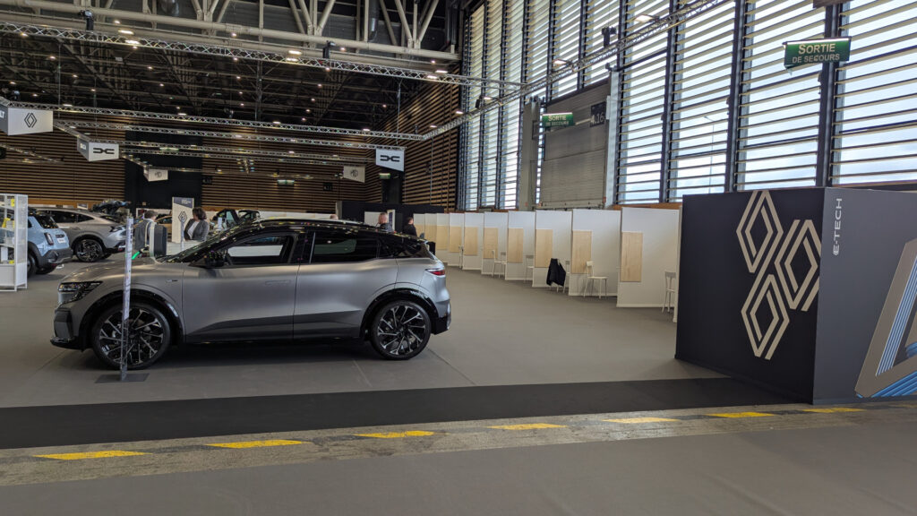 Le stand Renault a prévu de nombreux box pour vendre ses modèles // Source : Raphaelle Baut pour Numerama Le stand Renault a prévu de nombreux box pour vendre ses modèles // Source : Raphaelle Baut pour Numerama