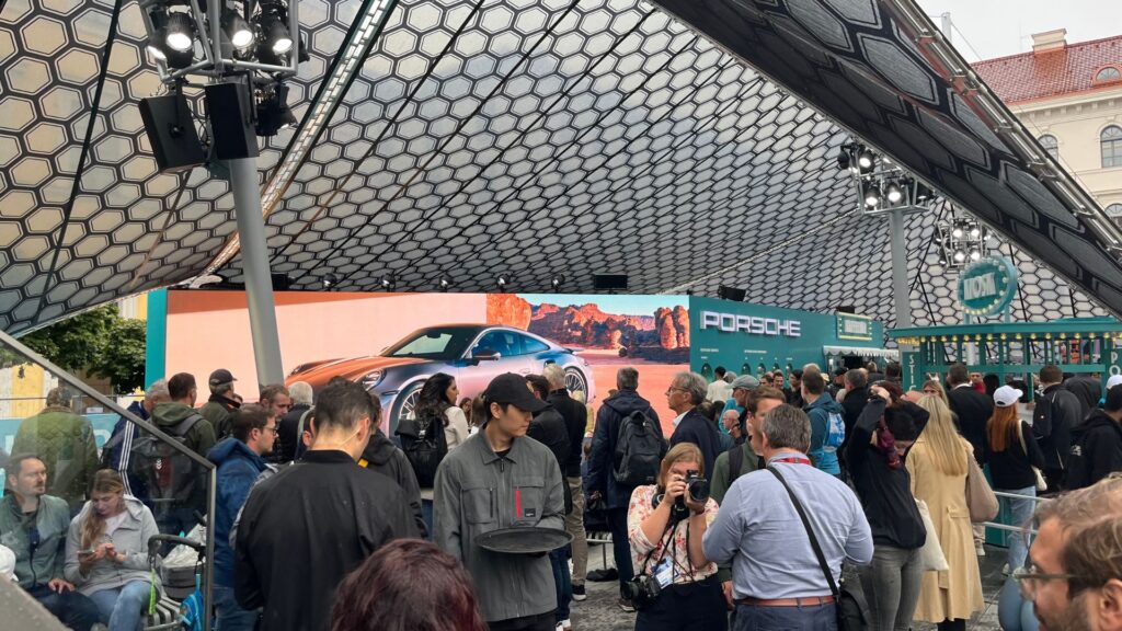 Les constructeurs allemands mettent le paquet pour leur stand au salon IAA de Munich // Source : Robin San Vicente pour Numerama Les constructeurs allemands mettent le paquet pour leur stand au salon IAA de Munich // Source : Robin San Vicente pour Numerama