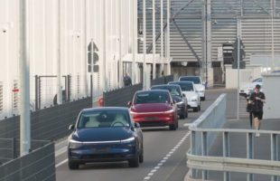 Le Tesla Model Y roule en totale autonomie avec le FSD à la Gigafactory de Berlin // Source : Tesla AI Le Tesla Model Y roule en totale autonomie avec le FSD à la Gigafactory de Berlin // Source : Tesla AI