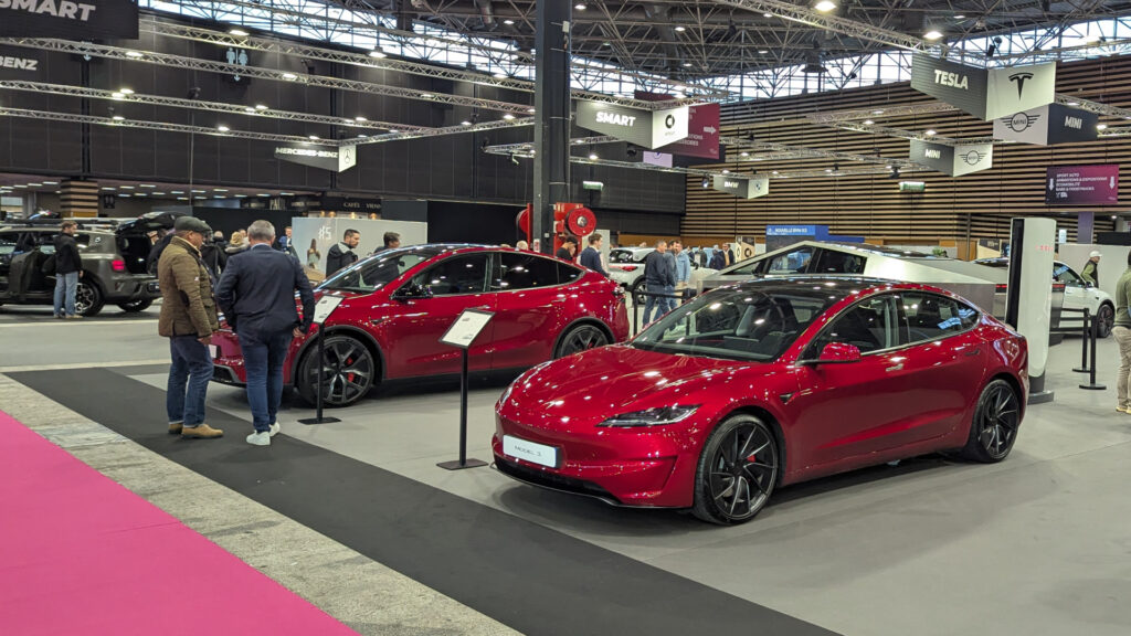 Tesla parmi les présents au salon de Lyon // Source : Raphaelle Baut pour Numerama Tesla parmi les présents au salon de Lyon // Source : Raphaelle Baut pour Numerama