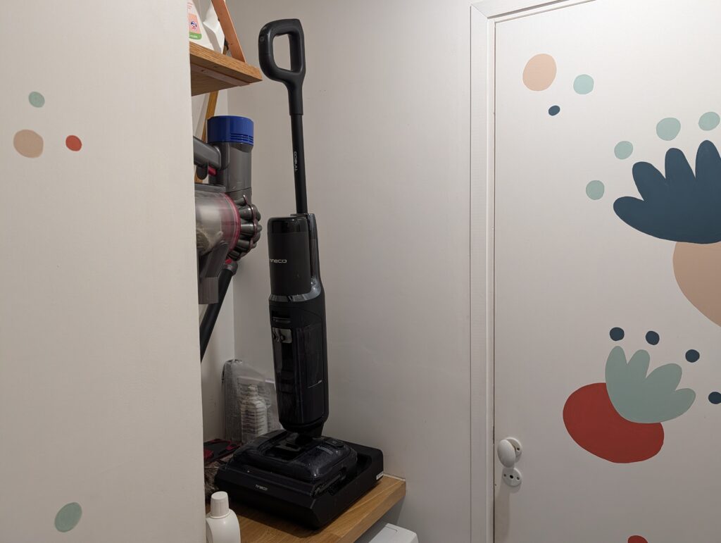 Il vous faudra une pièce fermée avec une prise pour accueillir le Tineco Floor One S7 Stretch Ultra sur sa base bruyante // Source : Julien Cadot pour Numerama Il vous faudra une pièce fermée avec une prise pour accueillir le Tineco Floor One S7 Stretch Ultra sur sa base bruyante // Source : Julien Cadot pour Numerama