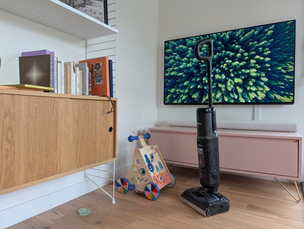 Tineco Floor One S7 Stretch Ultra, la bête dans son environnement naturel // Source : Julien Cadot pour Numerama Tineco Floor One S7 Stretch Ultra, la bête dans son environnement naturel // Source : Julien Cadot pour Numerama