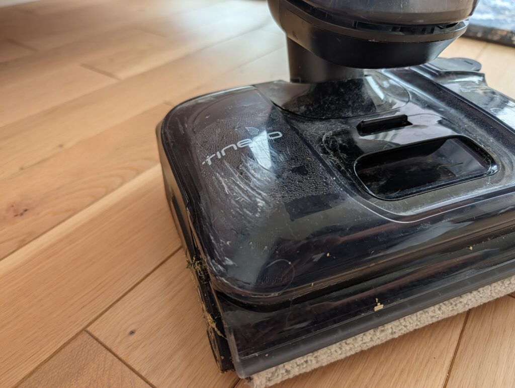 La tête épaisse du Tineco Floor One S7 finit par se rayer à force de passer sous les meubles trop bas // Source : Julien Cadot pour Numerama La tête épaisse du Tineco Floor One S7 finit par se rayer à force de passer sous les meubles trop bas // Source : Julien Cadot pour Numerama