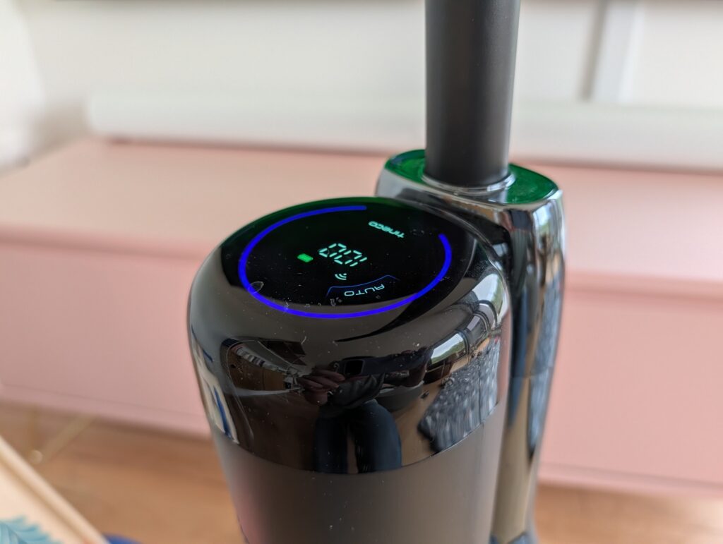L'écran est trop beau pour un aspirateur // Source : Julien Cadot pour Numerama L'écran est trop beau pour un aspirateur // Source : Julien Cadot pour Numerama