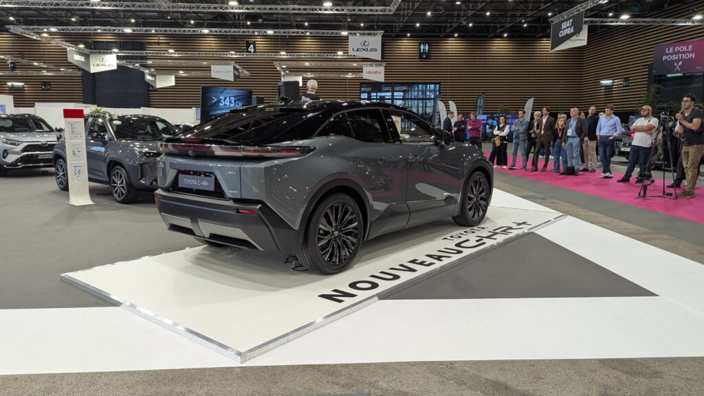 Toyota présentait en avant-première au salon de Lyon la C-HR+ // Source : Raphaelle Baut pour Numerama Toyota présentait en avant-première au salon de Lyon la C-HR+ // Source : Raphaelle Baut pour Numerama