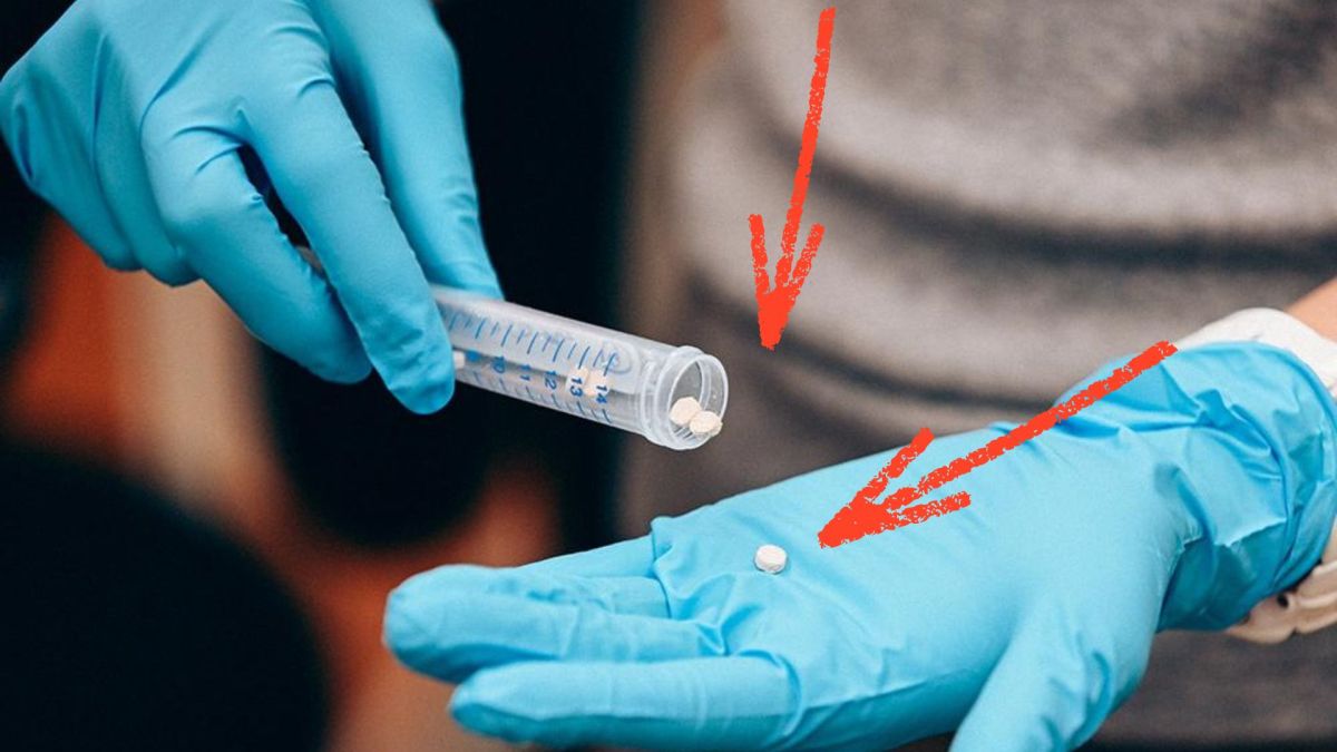 Un tube a essai qui contient les implant osseux CitraBoneQMg // Source : Caleb Craig/Penn State - Modification par Numerama