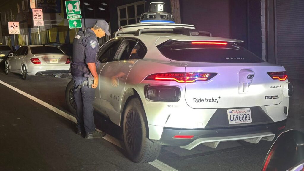 Des policiers de San Bruno en Califonie ont arrêté un taxi autonome de Waymo // Source : Police de San Bruno via Facebook Des policiers de San Bruno en Califonie ont arrêté un taxi autonome de Waymo // Source : Police de San Bruno via Facebook