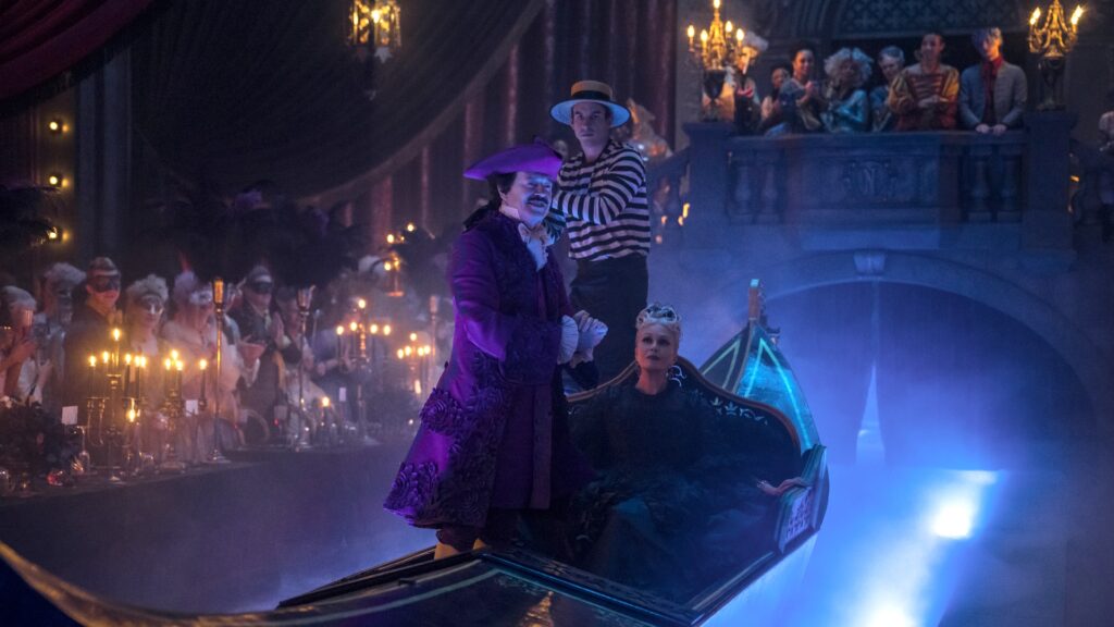 Des gondoles ont été installées sur le plateau de Mercredi // Source : Helen Sloan/Netflix Des gondoles ont été installées sur le plateau de Mercredi // Source : Helen Sloan/Netflix