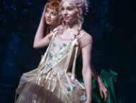 Agnes et Enid lors de la scène de danse, déjà culte // Source : Helen Sloan/Netflix Agnes et Enid lors de la scène de danse, déjà culte // Source : Helen Sloan/Netflix