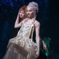 Agnes et Enid lors de la scène de danse, déjà culte // Source : Helen Sloan/Netflix Agnes et Enid lors de la scène de danse, déjà culte // Source : Helen Sloan/Netflix