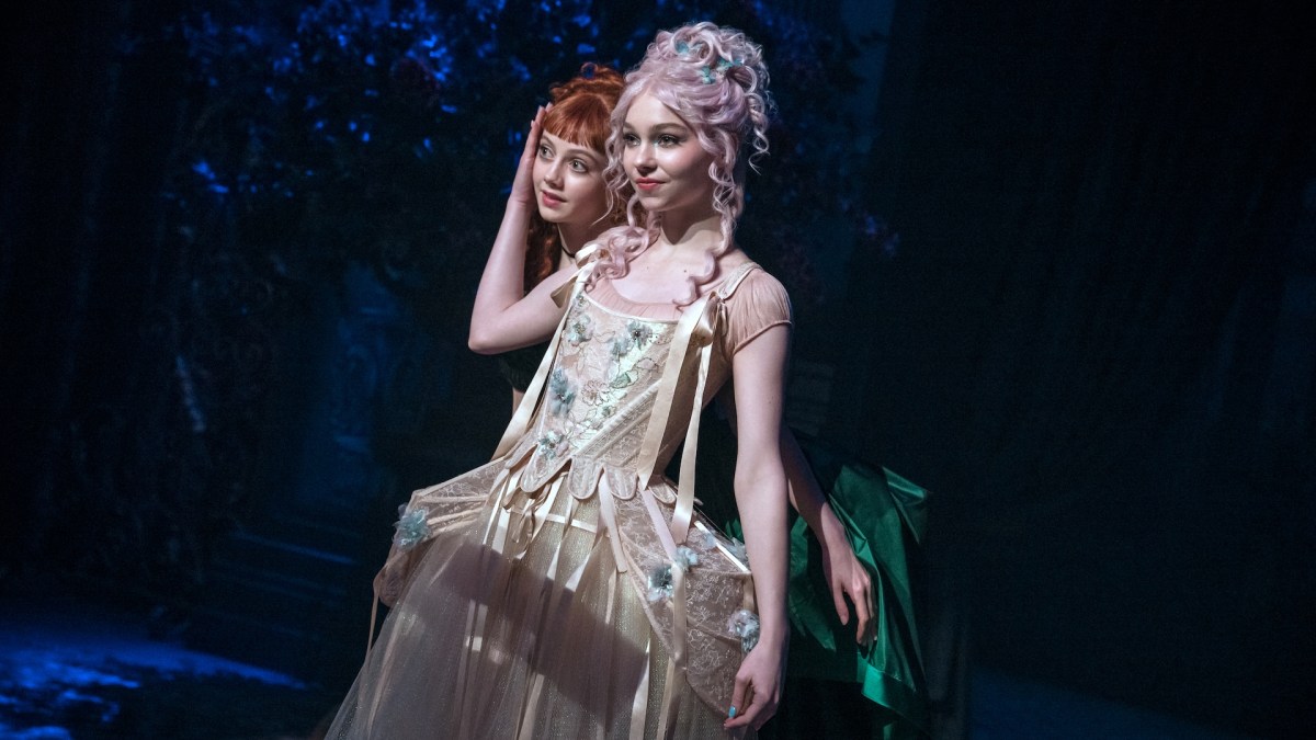 Agnes et Enid lors de la scène de danse, déjà culte // Source : Helen Sloan/Netflix Agnes et Enid lors de la scène de danse, déjà culte // Source : Helen Sloan/Netflix