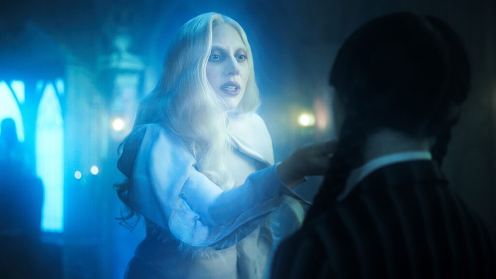 On aperçoit bien ici les véritables plumes du costume de Lady Gaga // Source : Netflix On aperçoit bien ici les véritables plumes du costume de Lady Gaga // Source : Netflix