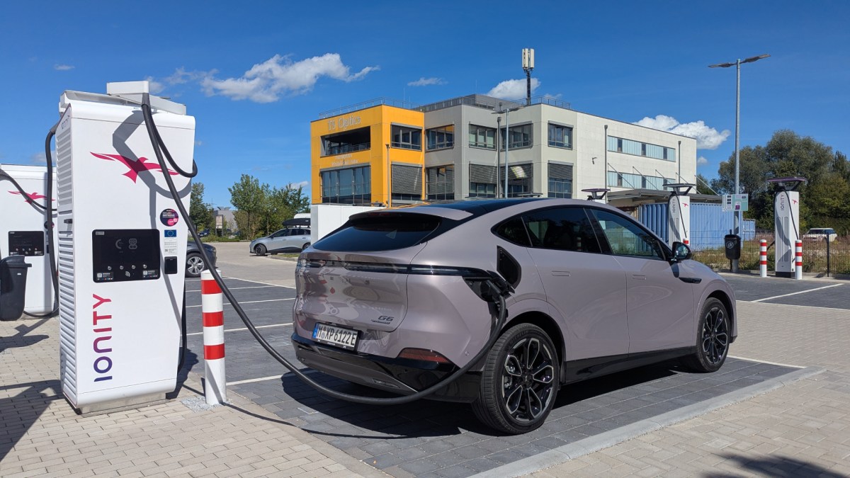Xpeng G6 (2025) en recharge // Source : Raphaelle Baut pour Numerama Xpeng G6 (2025) en recharge // Source : Raphaelle Baut pour Numerama