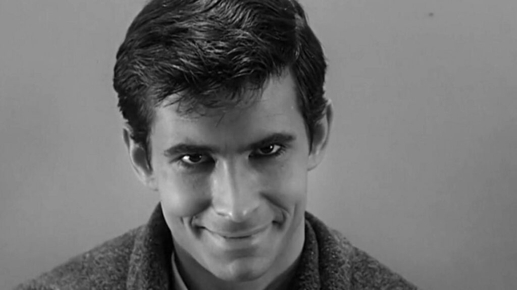 Norman Bates dans Psychose, inspiré par la vie d'Ed Gein // Source : Alfred Hitchcock Productions Norman Bates dans Psychose, inspiré par la vie d'Ed Gein // Source : Alfred Hitchcock Productions