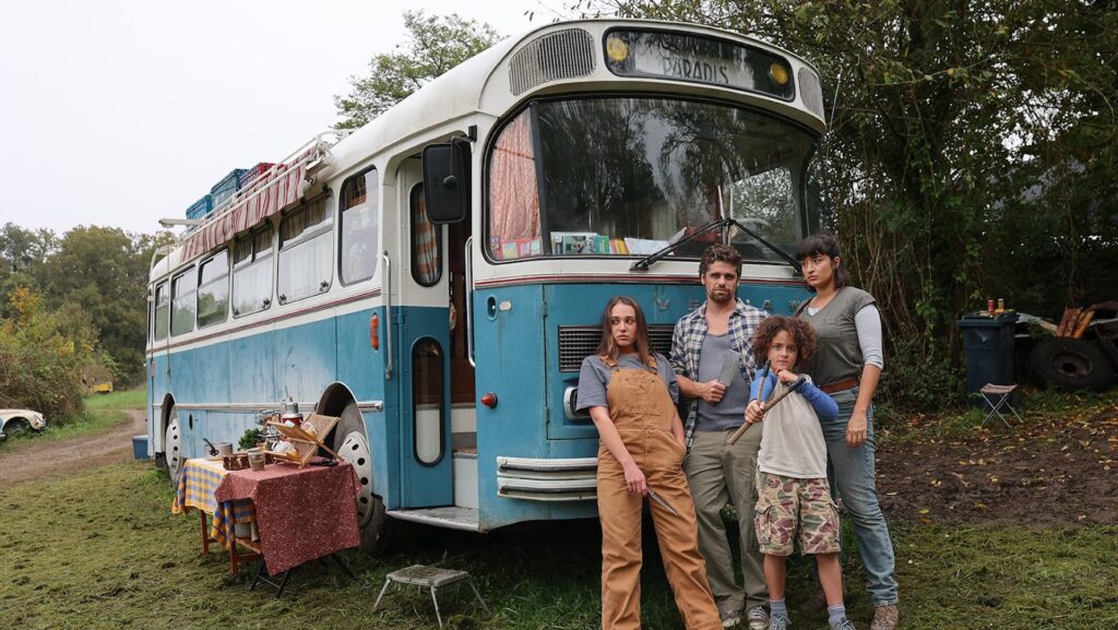 La joyeuse troupe de La Famille Rose, accompagnée de son fidèle van // Source : Black Sheep Films/Nupills/Accurate Dream/Shine Fiction La joyeuse troupe de La Famille Rose, accompagnée de son fidèle van // Source : Black Sheep Films/Nupills/Accurate Dream/Shine Fiction