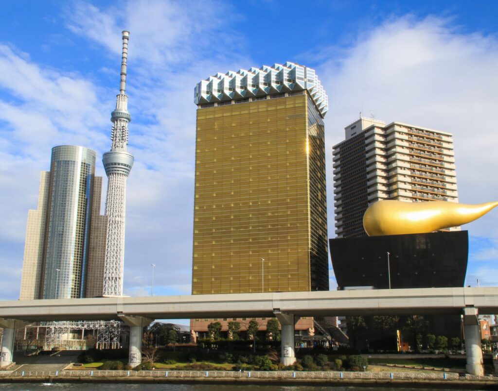 Le siège social du groupe Asahi à Tokyo prend la forme d'un verre de bière // Source : Google Images Le siège social du groupe Asahi à Tokyo prend la forme d'un verre de bière // Source : Google Images