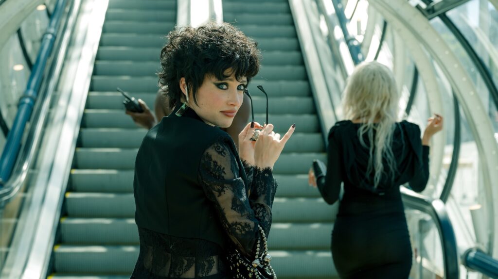 Claire Romain ressemble-t-elle davantage à Liane Foly ou à Alexia de Cat's Eyes ? Le mystère reste entier // Source : Jean-Philippe Baltel / Big Band Story / TF1 Claire Romain ressemble-t-elle davantage à Liane Foly ou à Alexia de Cat's Eyes ? Le mystère reste entier // Source : Jean-Philippe Baltel / Big Band Story / TF1
