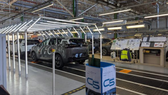 Production du Citroën C5 Aircross à l'usine de Rennes // Source : Raphaelle Baut pour Numerama