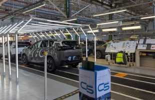 Production du Citroën C5 Aircross à l'usine de Rennes // Source : Raphaelle Baut pour Numerama Production du Citroën C5 Aircross à l'usine de Rennes // Source : Raphaelle Baut pour Numerama