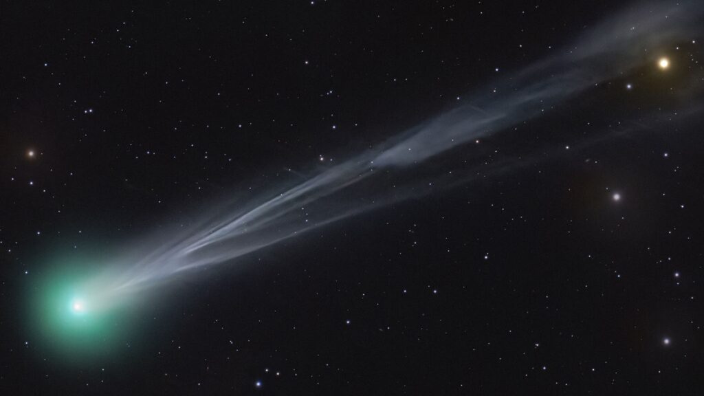 La comète Lemmon. // Source : APOD, Victor Sabet & Julien De Winter (image recadrée)
