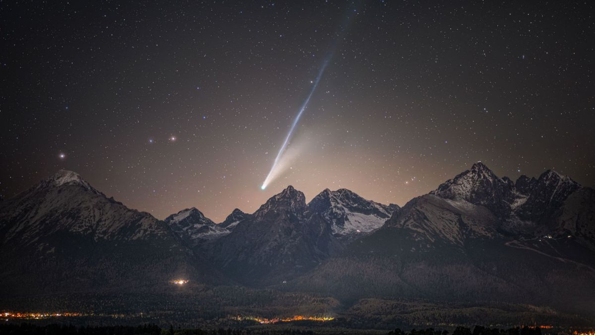 La comète Lemmon. // Source : APOD, Tomáš Slovinský & Constantine Themelis (photo recadrée)