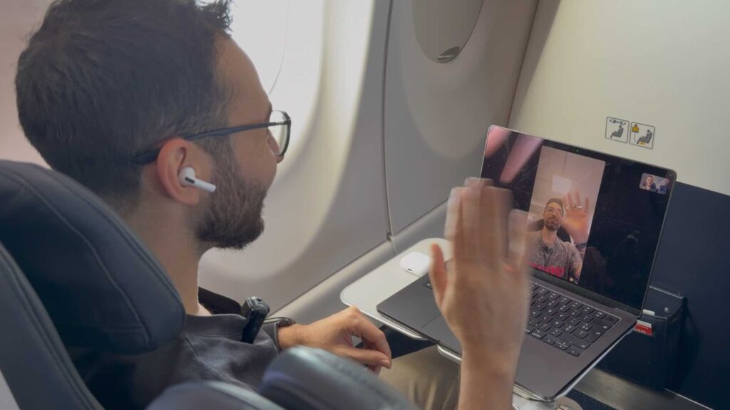 Un FaceTime dans un avion en l'air : c'est possible avec Starlink, sans aucune déconnexion. // Source : Numerama