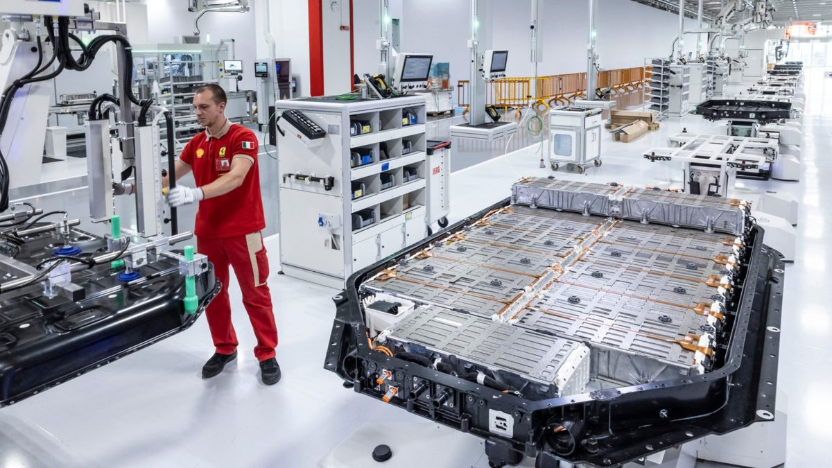 Ferrari Elettrica : assemblage batterie // Source : Ferrari Ferrari Elettrica : assemblage batterie // Source : Ferrari