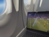 Un match dans un avion grâce à Starlink. // Source : Numerama Un match dans un avion grâce à Starlink. // Source : Numerama
