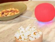 Le Google Home Speaker en rouge. // Source : Google Le Google Home Speaker en rouge. // Source : Google