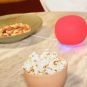 Le Google Home Speaker en rouge. // Source : Google Le Google Home Speaker en rouge. // Source : Google
