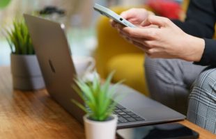Sur PC ou sur smartphone, chez vous comme à l'extérieur, vous pouvez naviguez sur internet en toute sécurité // Source : Unsplash