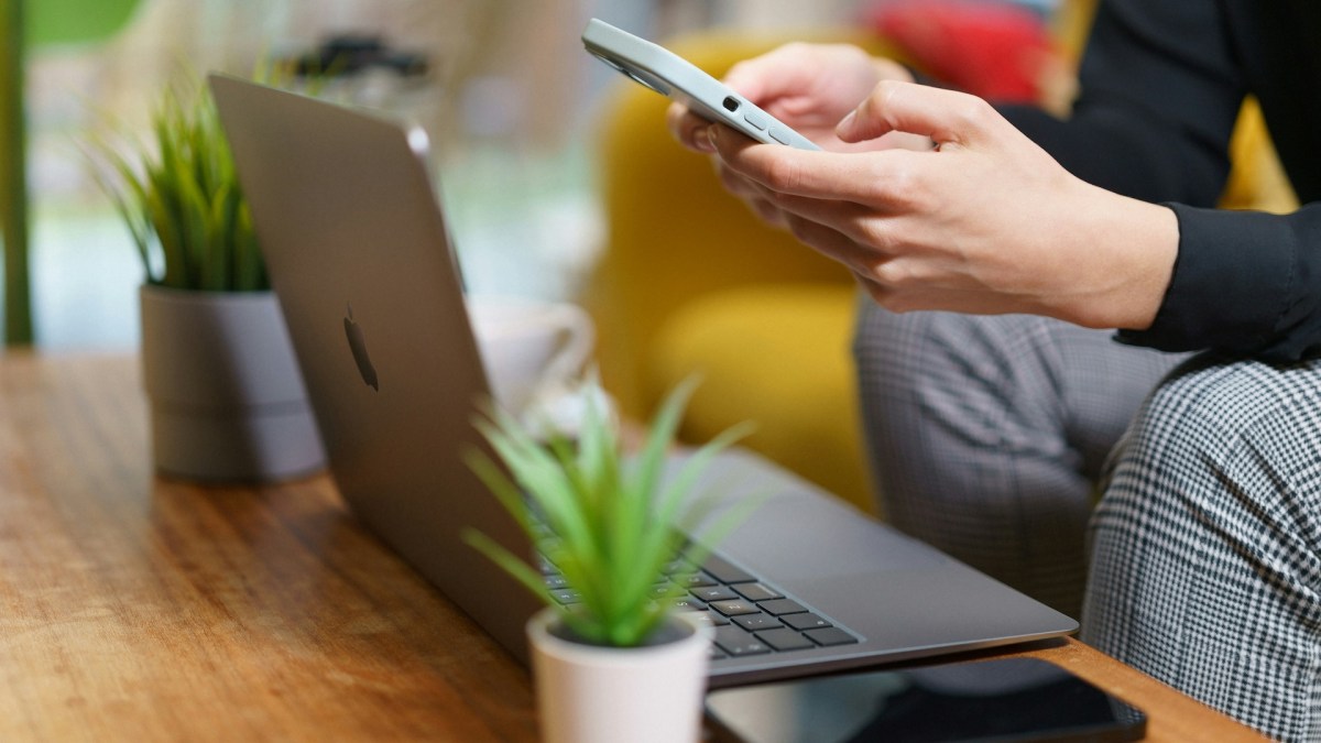 Sur PC ou sur smartphone, chez vous comme à l'extérieur, vous pouvez naviguez sur internet en toute sécurité // Source : Unsplash Sur PC ou sur smartphone, chez vous comme à l'extérieur, vous pouvez naviguez sur internet en toute sécurité // Source : Unsplash