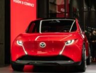 Mazda a présenté un concept de compacte électrique intelligente baptisé Vision-X Compact // Source : Mazda