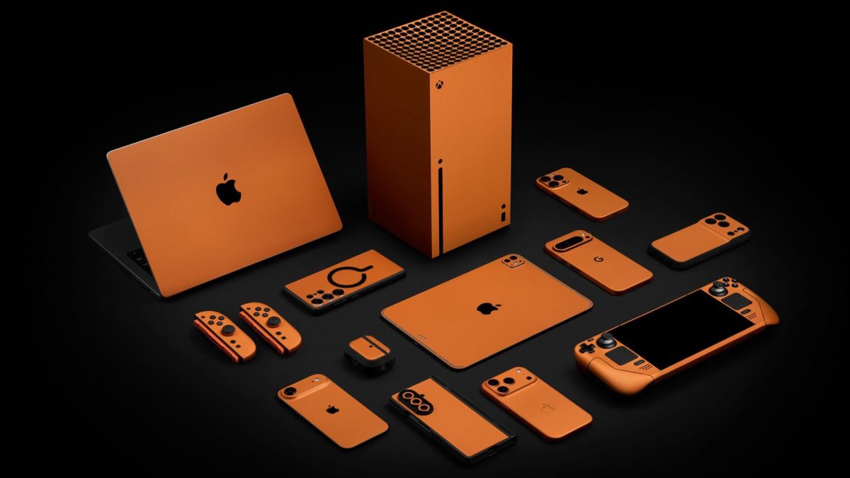 Des produits avec des skins oranges. // Source : Dbrand Des produits avec des skins oranges. // Source : Dbrand
