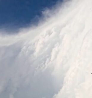 Passage à travers l'ouragan Mélissa. // Source : Capture d'écran X @FlynonymousWX Passage à travers l'ouragan Mélissa. // Source : Capture d'écran X @FlynonymousWX