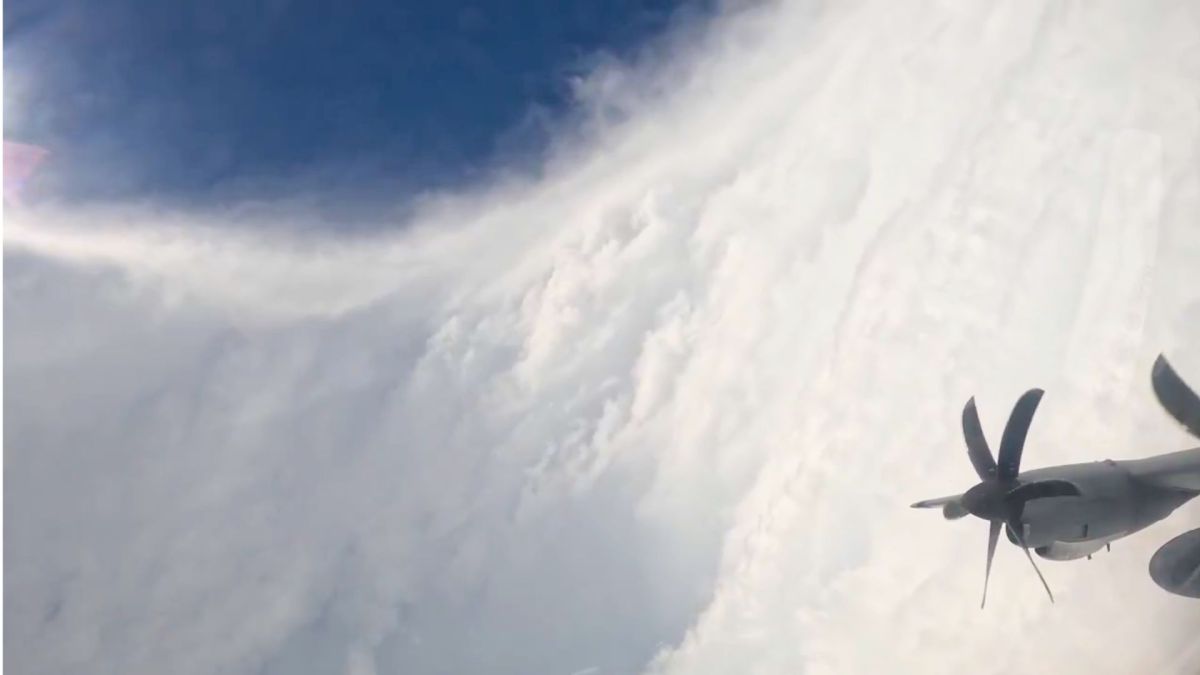 Passage à travers l'ouragan Mélissa. // Source : Capture d'écran X @FlynonymousWX