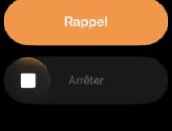 Le nouveau radio réveil en plein écran d'iOS 26.1. // Source : Numerama Le nouveau radio réveil en plein écran d'iOS 26.1. // Source : Numerama
