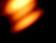 Partie d'une image prise par le système, incluant le satellite RadioAstron (JL Gomez et al., 2022), où les deux points brillants inférieurs représentent l'émission radio des deux trous noirs, et le point supérieur le jet du plus petit trou noir // Source : Université de Turku Partie d'une image prise par le système, incluant le satellite RadioAstron (JL Gomez et al., 2022), où les deux points brillants inférieurs représentent l'émission radio des deux trous noirs, et le point supérieur le jet du plus petit trou noir // Source : Université de Turku