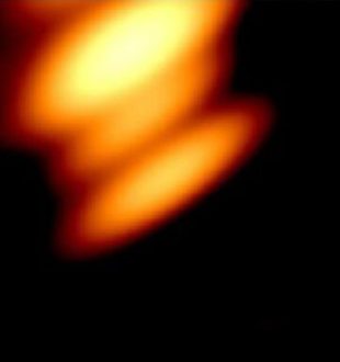 Partie d'une image prise par le système, incluant le satellite RadioAstron (JL Gomez et al., 2022), où les deux points brillants inférieurs représentent l'émission radio des deux trous noirs, et le point supérieur le jet du plus petit trou noir // Source : Université de Turku