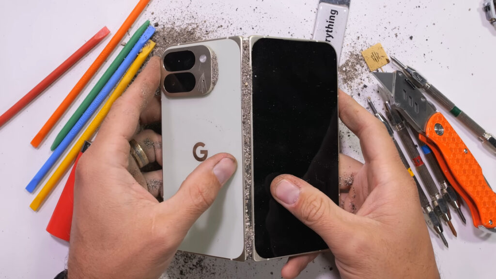 Ne plongez par votre Pixel 10 Pro Fold dans du sable : la charnière craque.