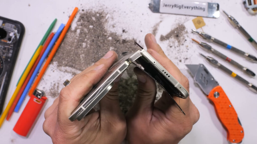 En pliant le Pixel 10 Pro Fold dans le mauvais sens, ce n'est pas la charnière qui a tourné, mais le dos de l'appareil, au niveau de l'antenne.